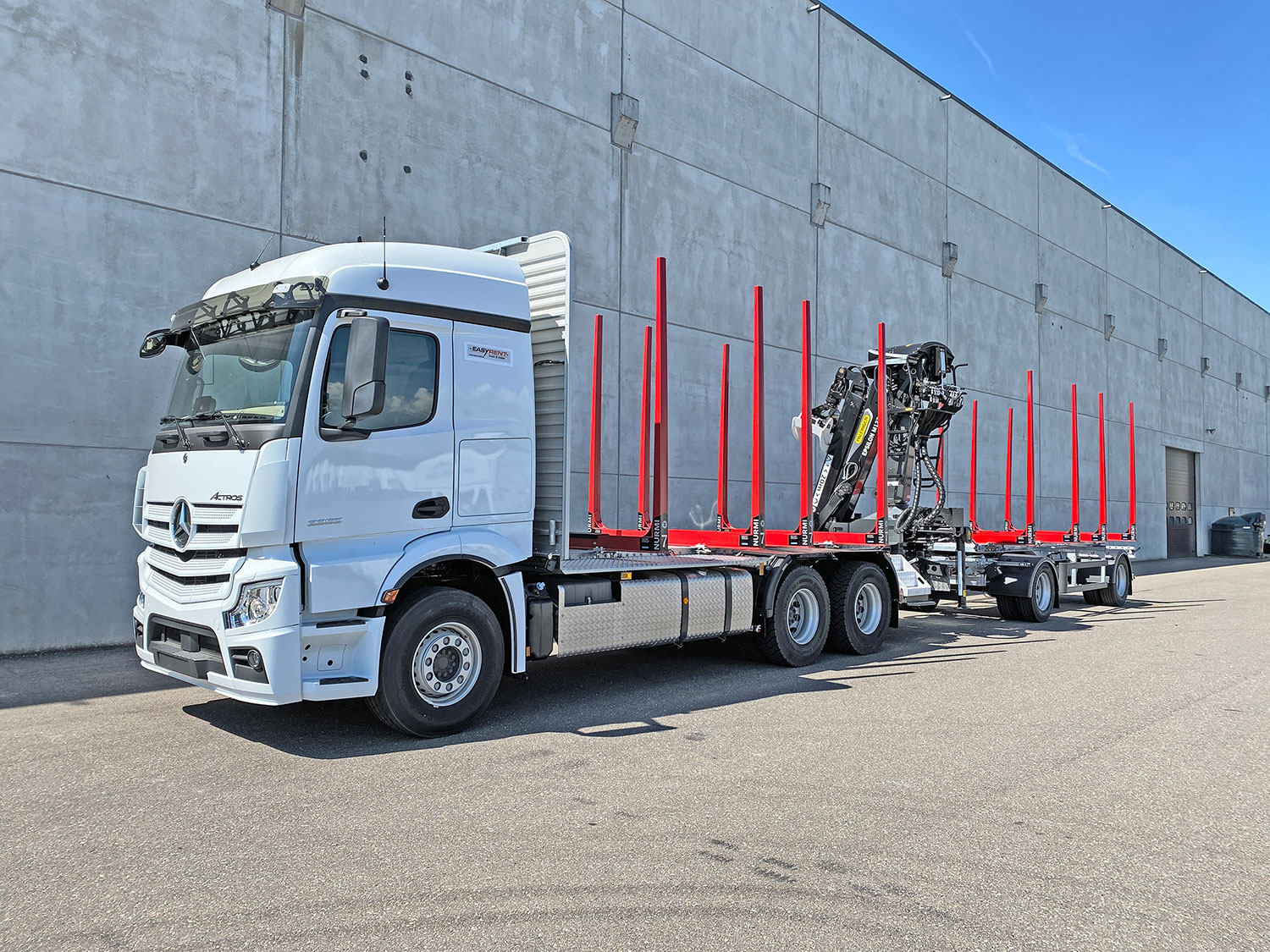 Easy Rent aanhangwagen kort hout met laadkraan en aanhanger op parkeerplaats