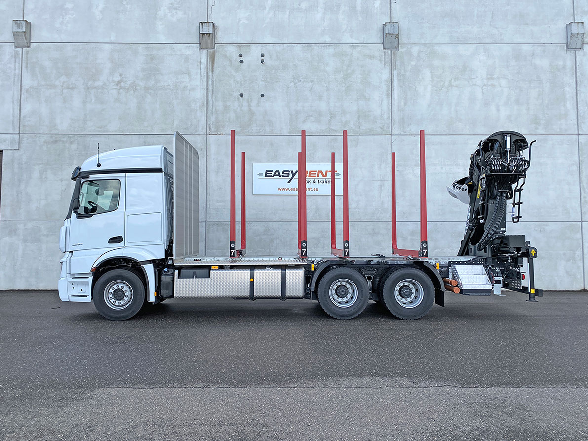 Seitenansicht LKW-Aufbau auf Mercedes Chassis für Kurzholzstämme mit Holzladekran Palfinger