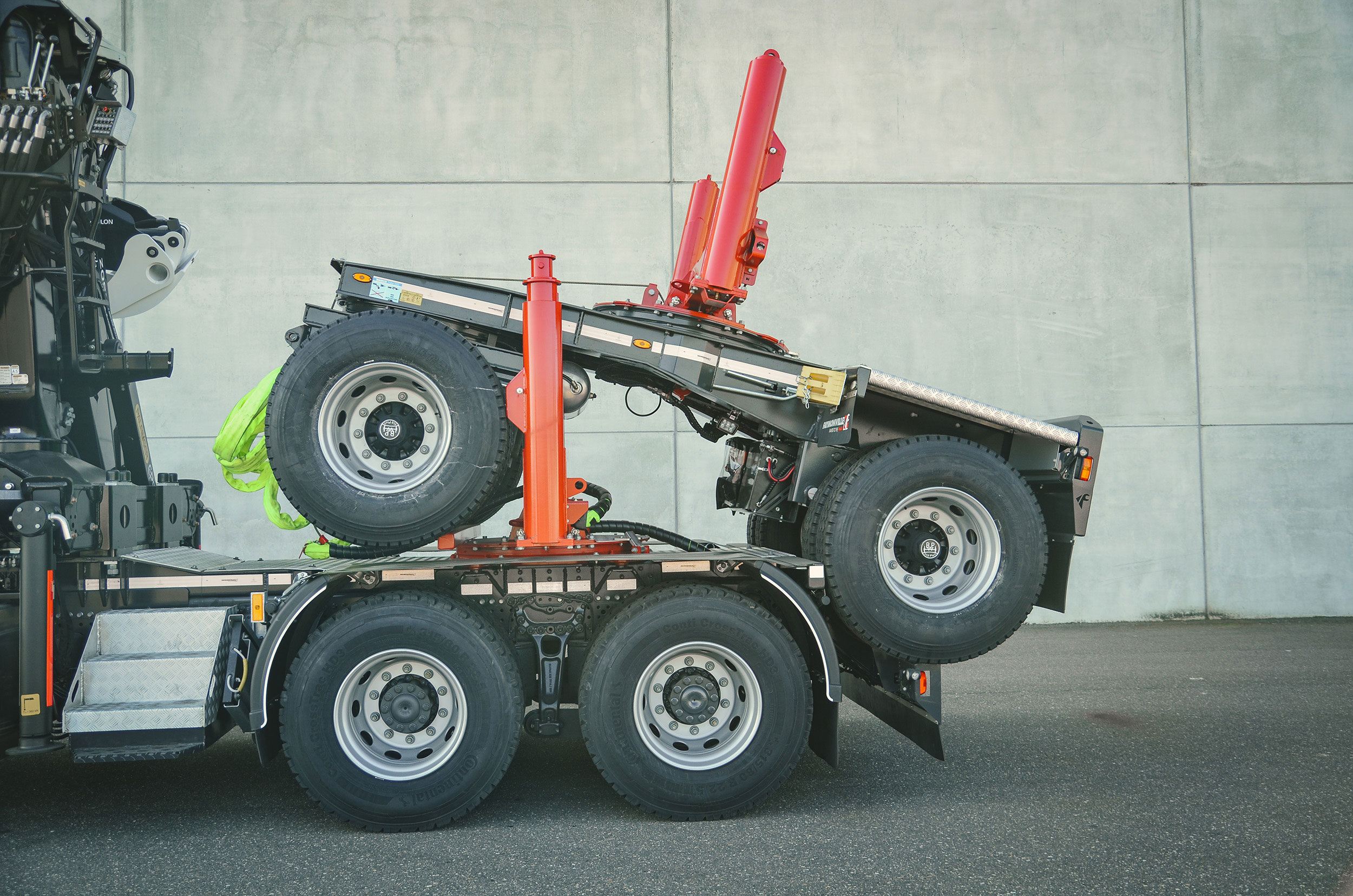 Detailed view of Faymonville 2-axle self-steering trailer FlexMAX with loading platforms for transporting long timber