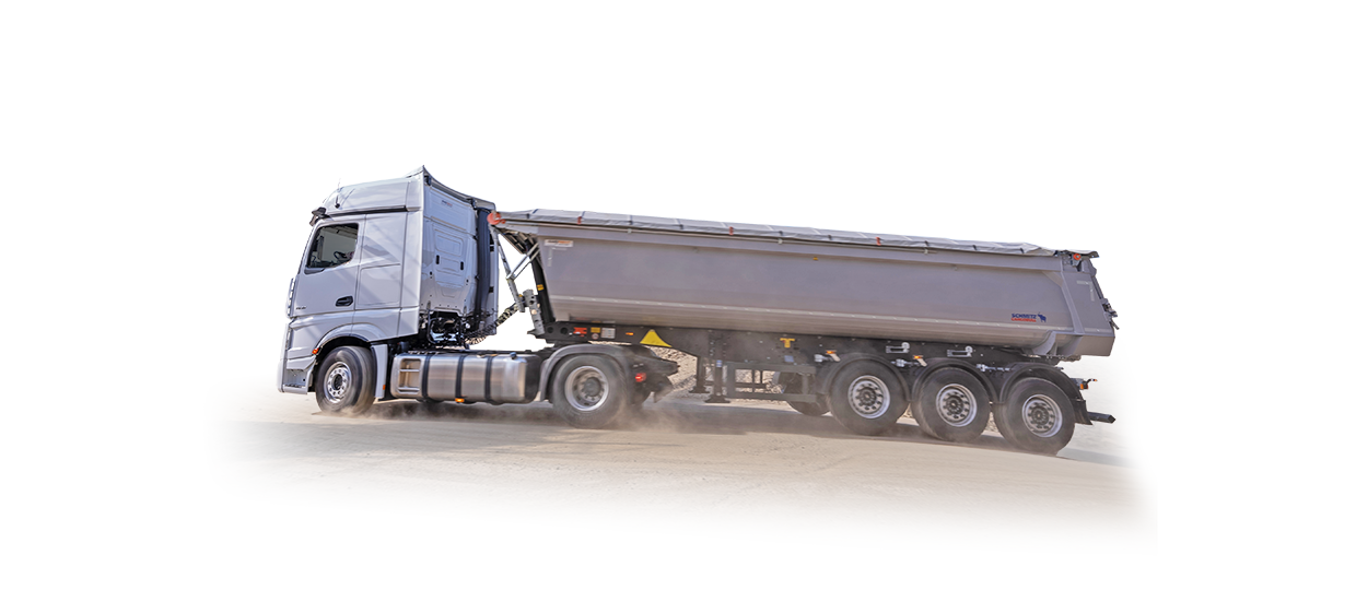 Sattelzugmaschine mit Schmitz Cargobull 3-Achs Sattelkipper mit Stahlmulde bei der Fahrt