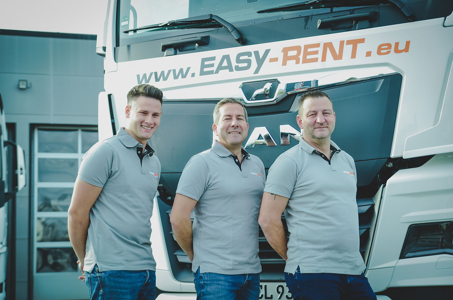 Photo de groupe des trois collaborateurs commerciaux d'Easy Rent truck & trailer Allemagne devant un camion MAN