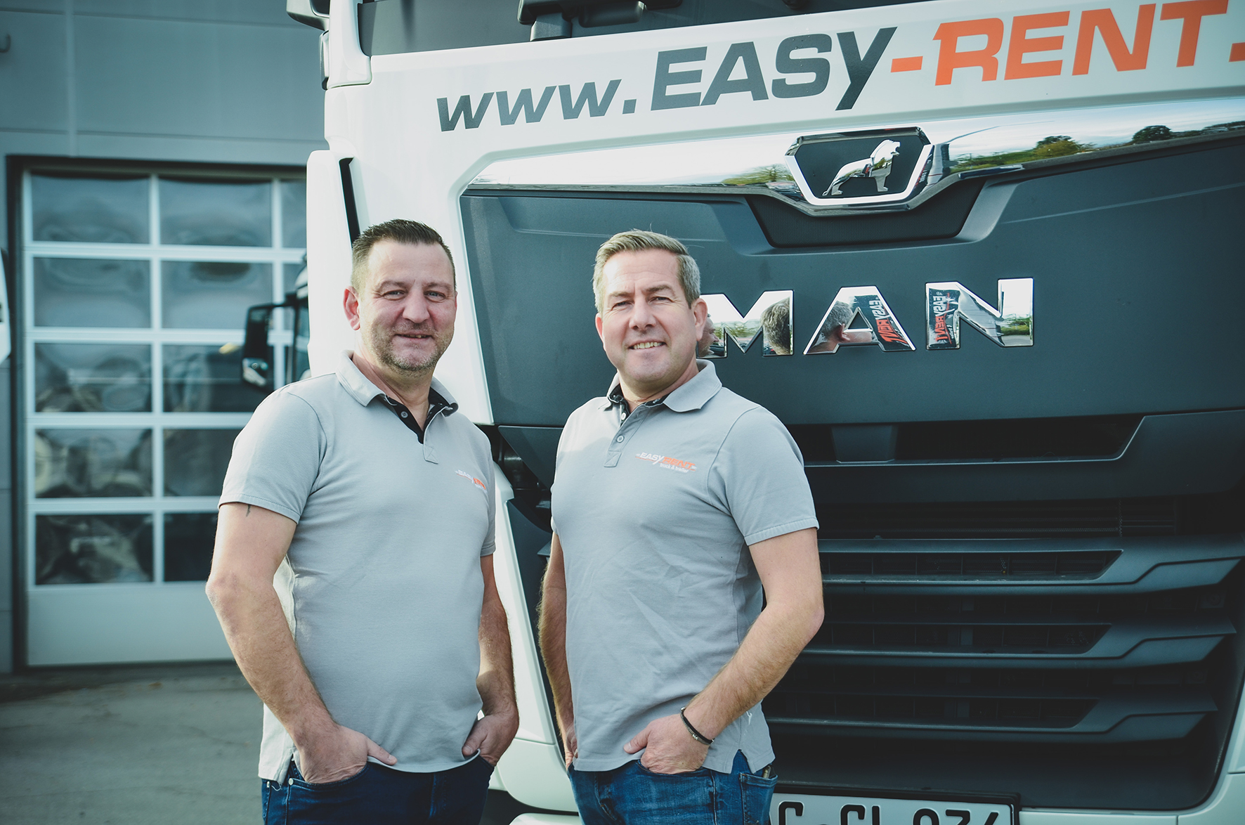 Groepsfoto van de drie verkoopmedewerkers van Easy Rent truck & trailer Duitsland voor een MAN vrachtwagen