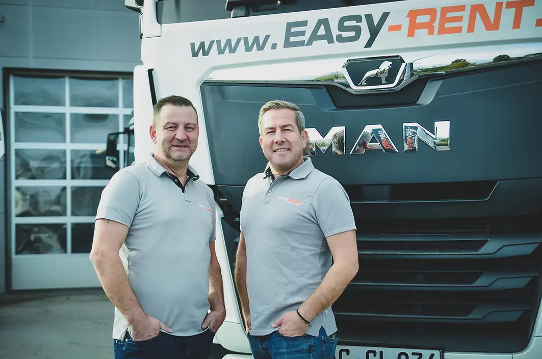 Groepsfoto van de drie verkoopmedewerkers van Easy Rent truck & trailer Duitsland voor een MAN vrachtwagen