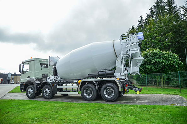 Seitenansicht eines weißen Betonfahrmischers Mercedes-Benz Arocs 3740B 8x4 Stetter AM-10-FHC Basic-Line