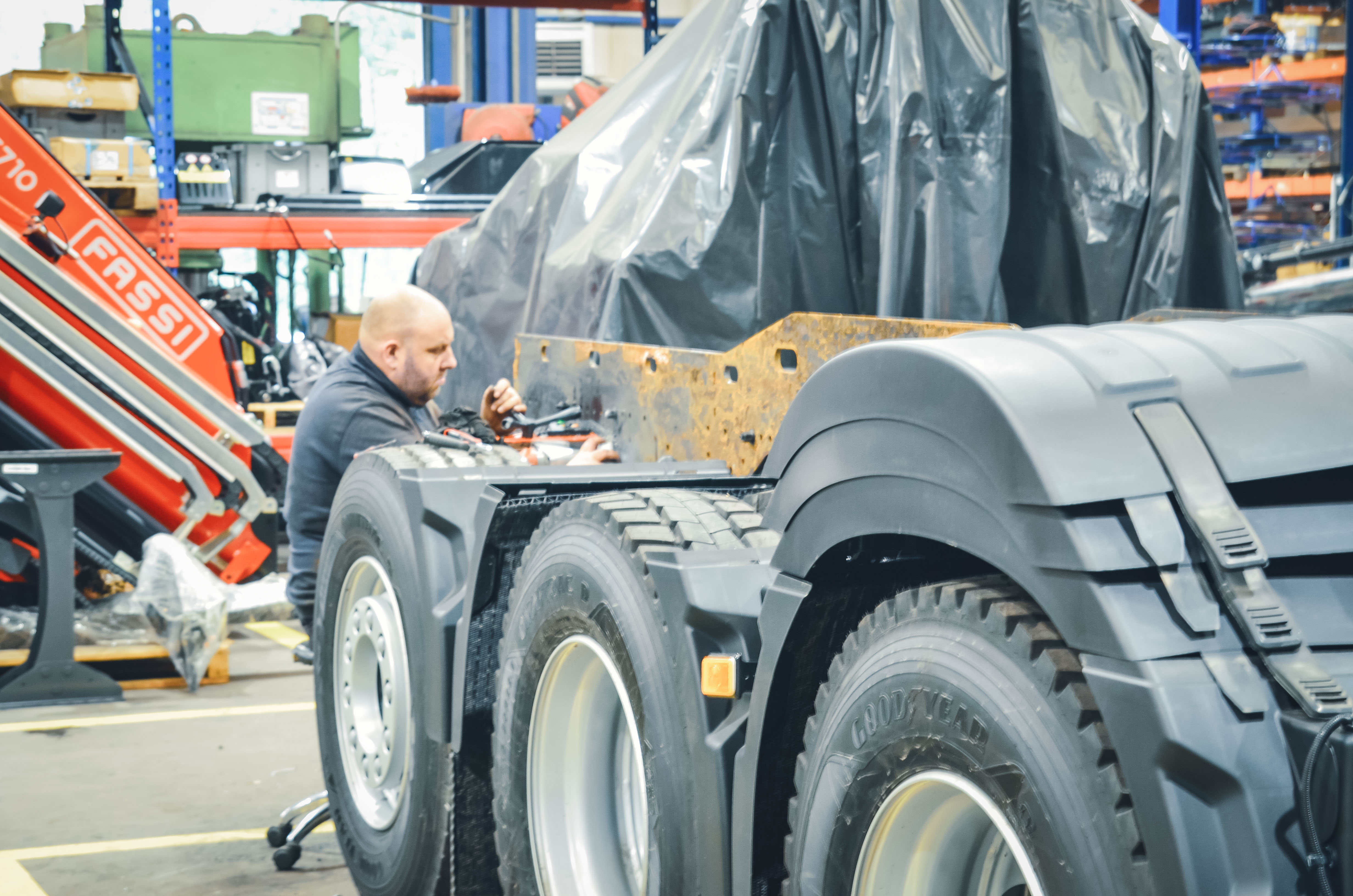 Werkstattmitarbeiter bei Karosseriearbeiten an einem LKW