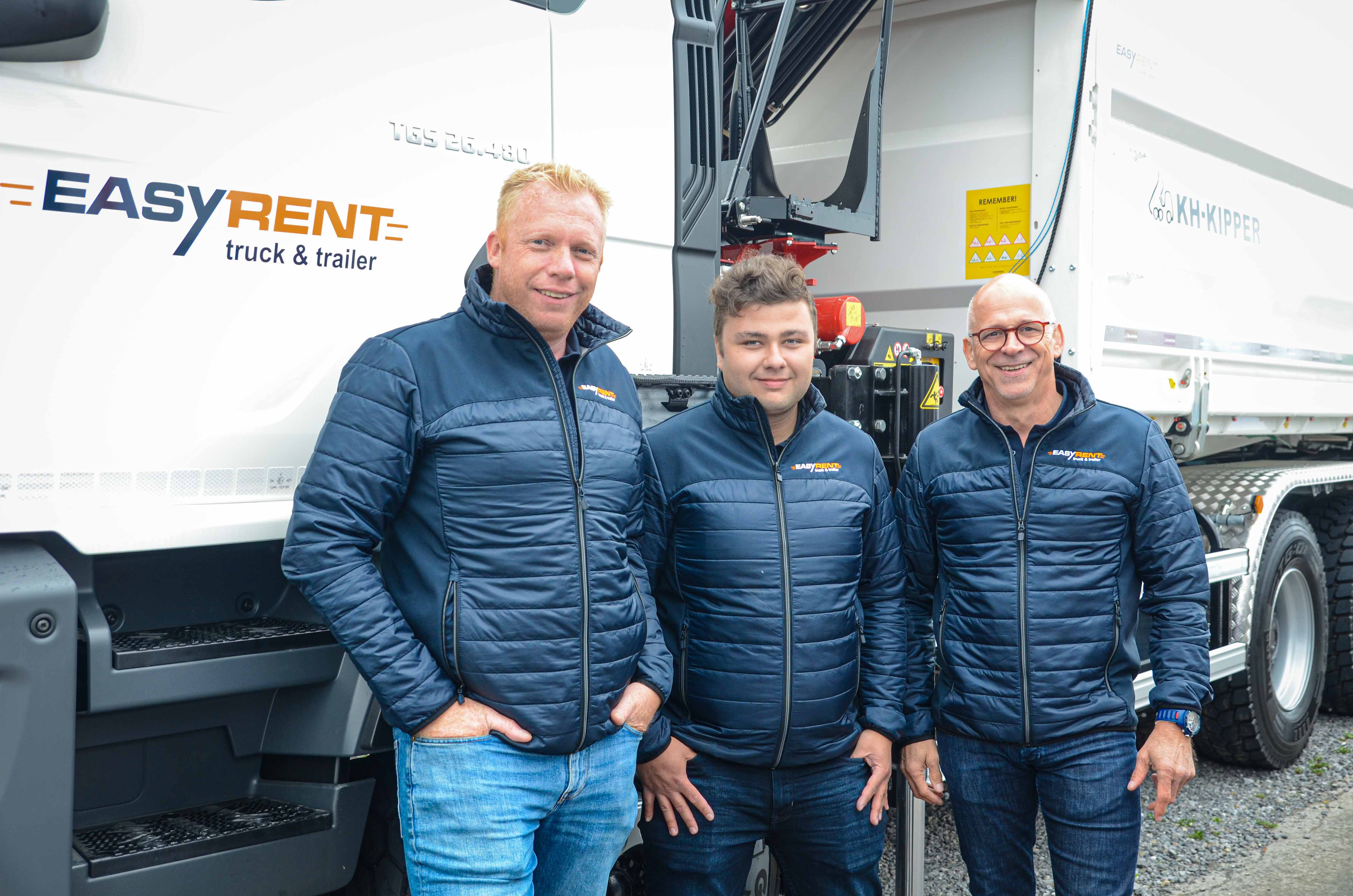 L'équipe commerciale d'Easy Rent truck & trailer Belgique et Luxembourg. Marc Halmes, Patrick Hoffmann et Olivier Marquet. Photo de groupe devant un camion-grue Easy Rent.