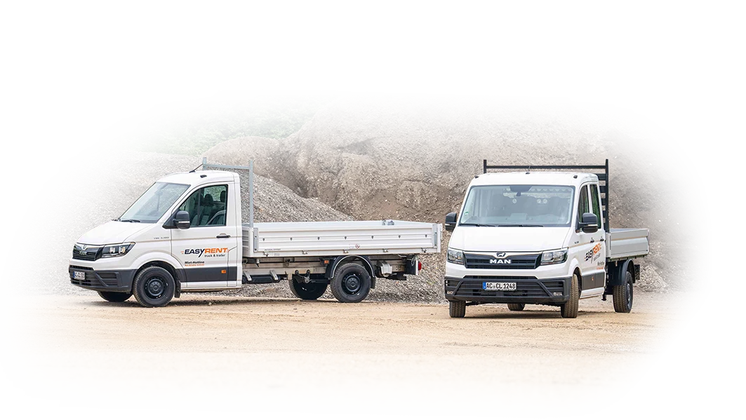Auch kleine Transporter stehen zur Miete im Furhpark bei Easy Rent truck & trailer für euch bereit. Auf diesem Bild sind zwei MAN Transporter mit Pritsche zu sehen.