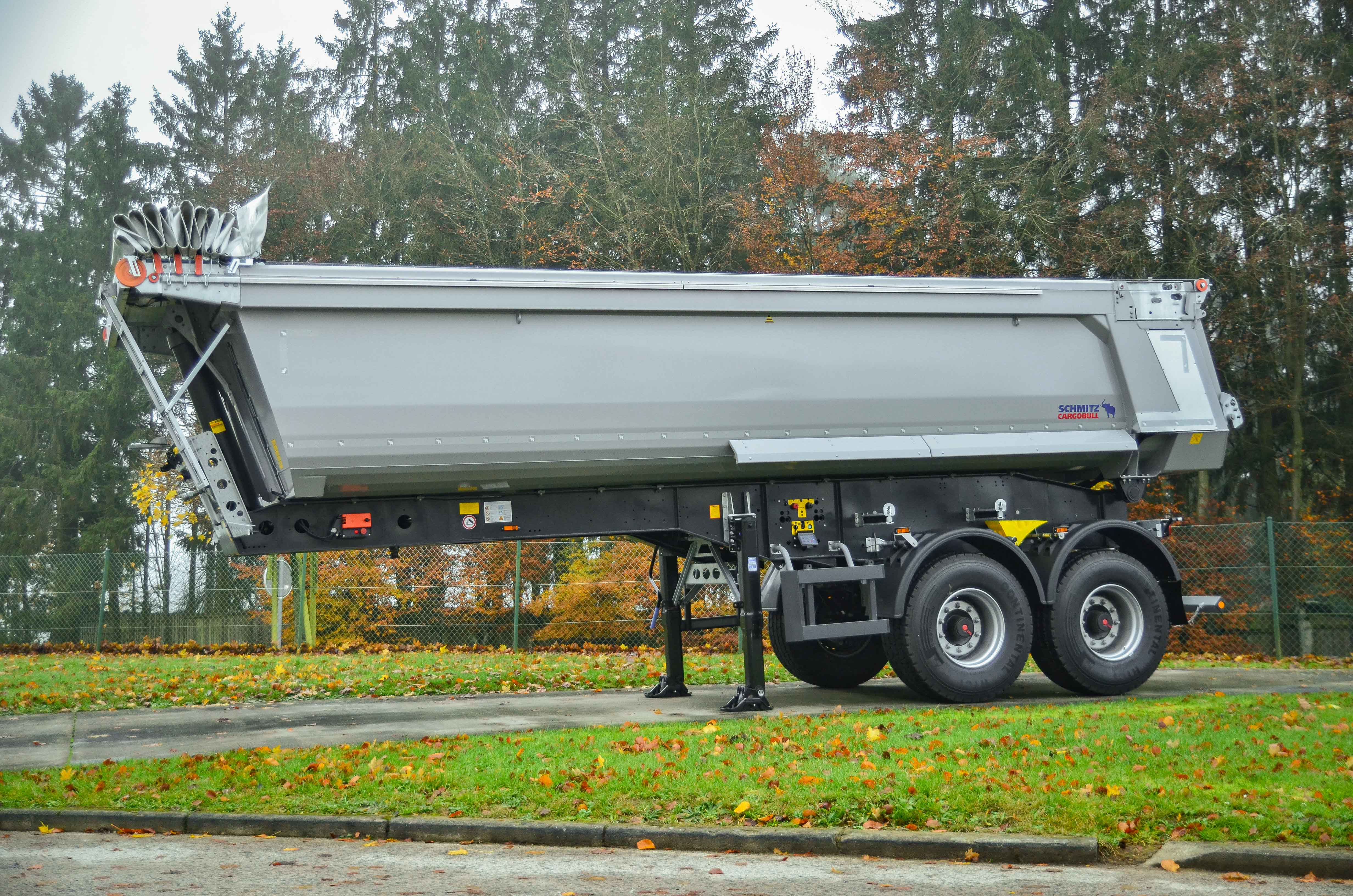 Seitenansicht von einem 2-Achs Schmitz Cargobull Sattelkipper SKI18-SL-7.2 mit Stahlmulde