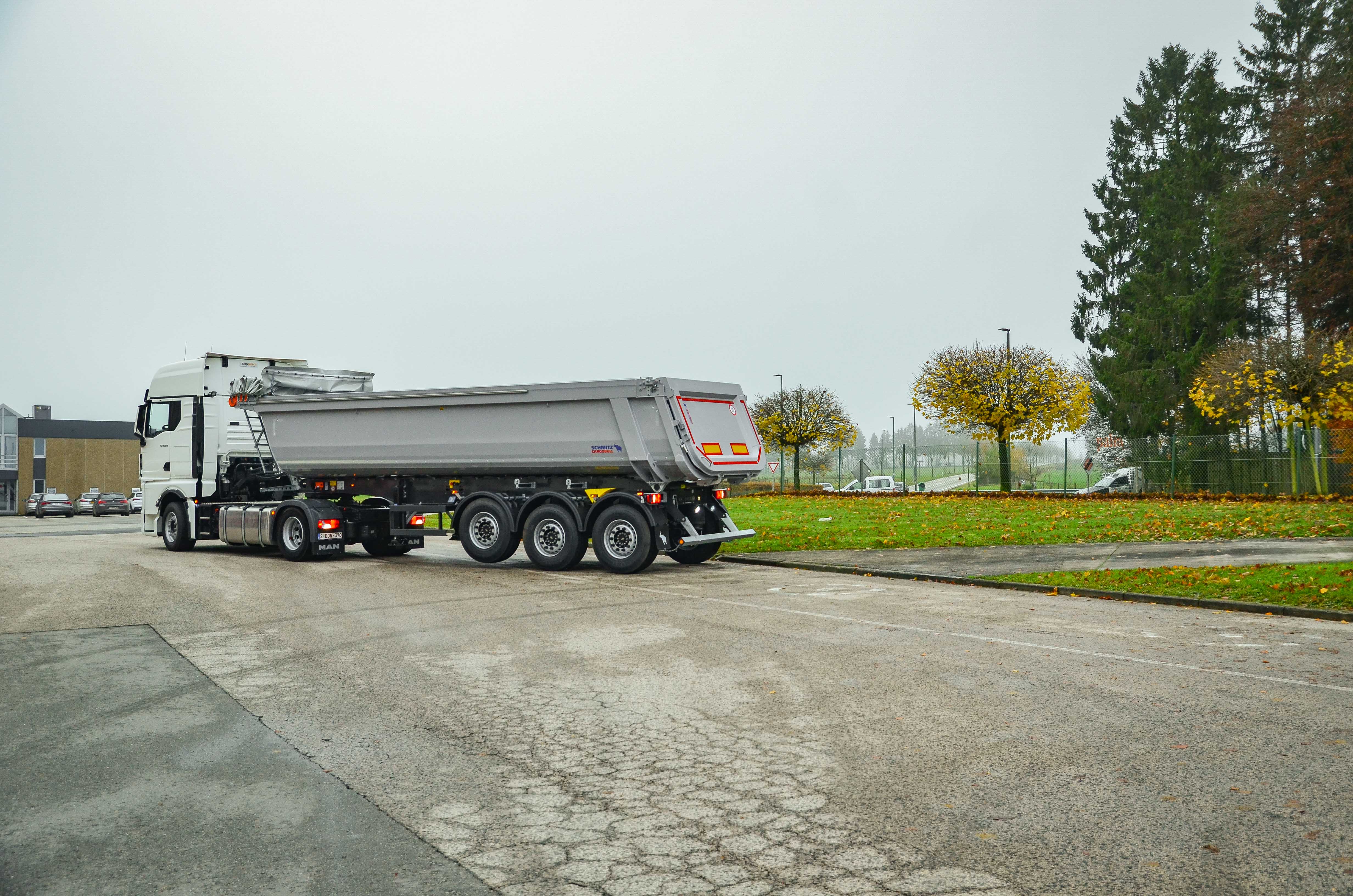 Kombination ausweißer Sattelzugmaschine mit einem Schmitz Cargobull SKI 3-Achs Stahlkipper