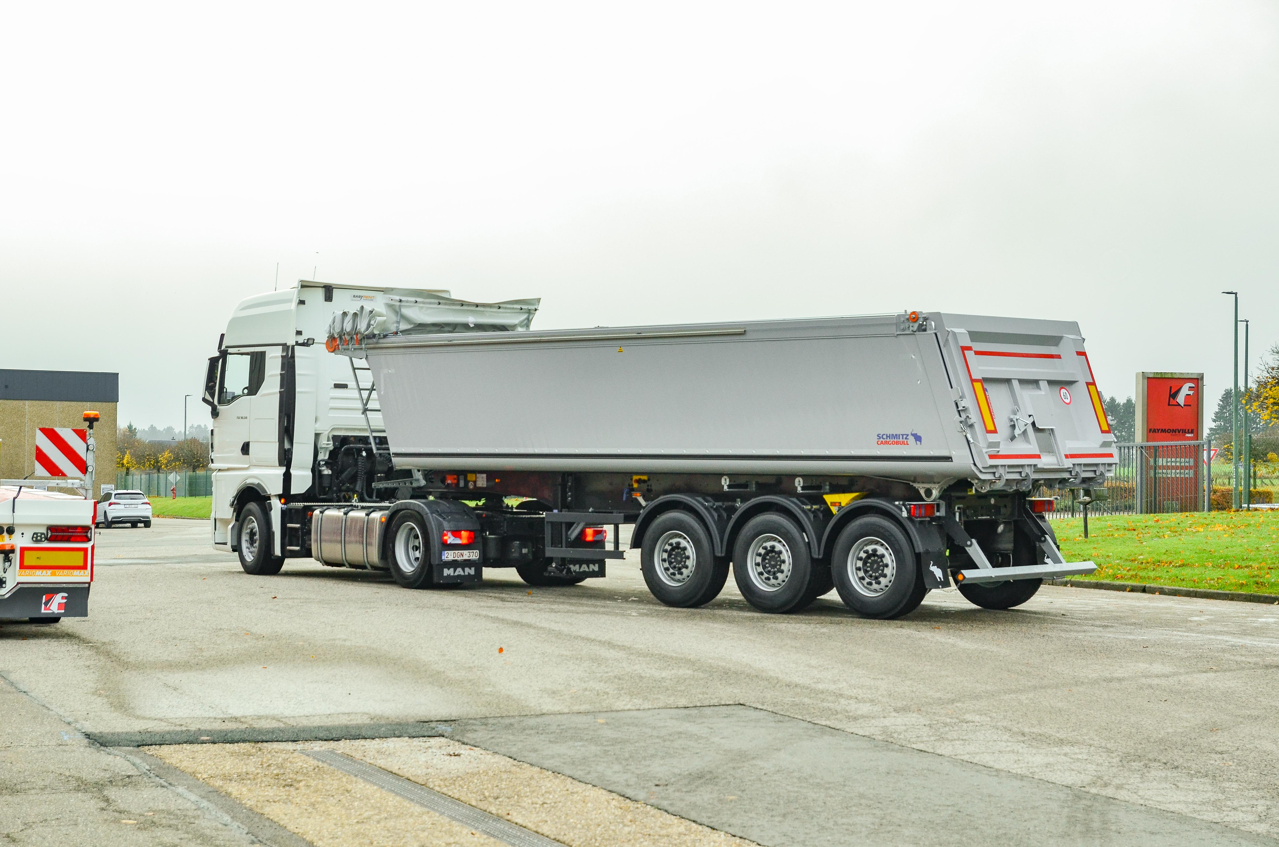 Kombination aus weißer Sattelzugmaschine 4x2 mit einem Schmitz Cargobull 3-Achs Aluminium Sattelkipper