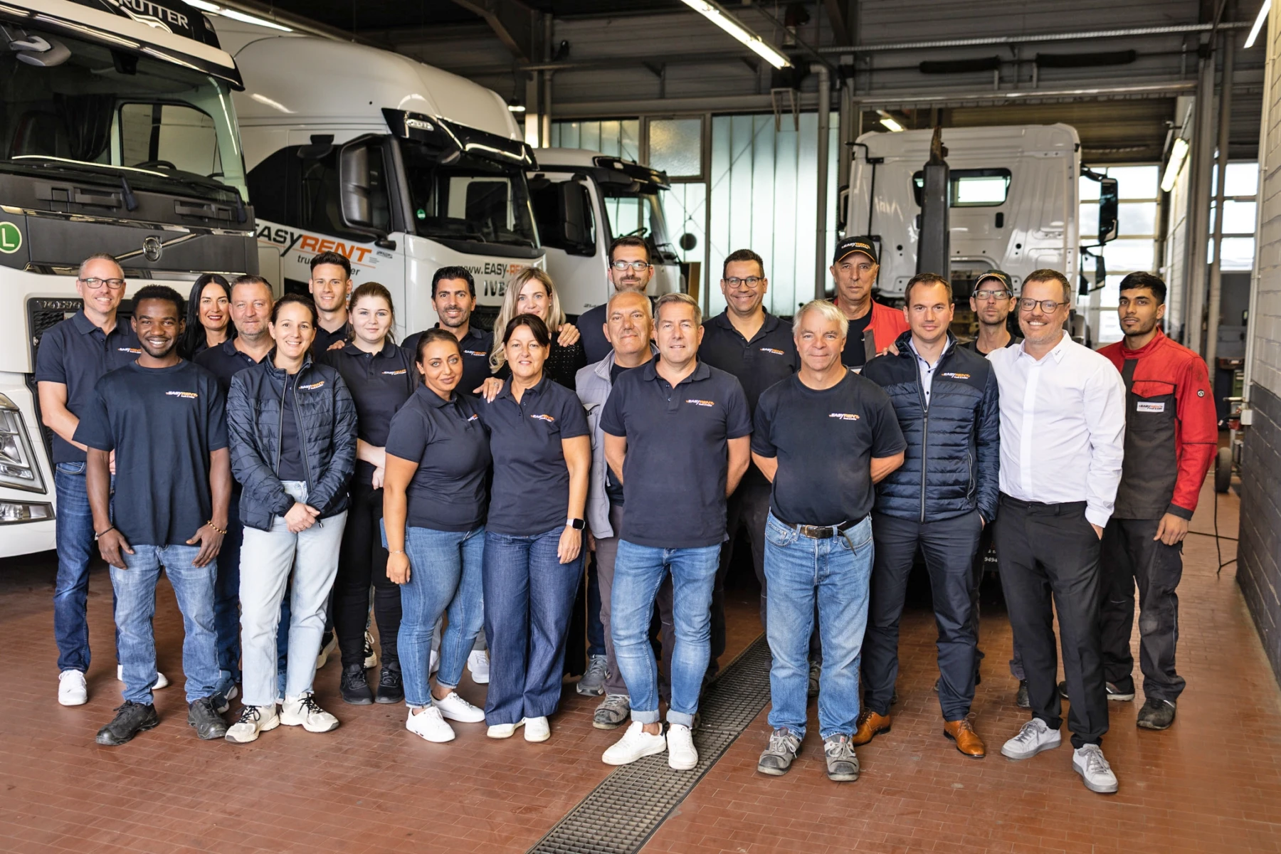 Gruppenfoto Mitarbeiter Easy Rent truck & trailer Alsdorf in der Werkstatt