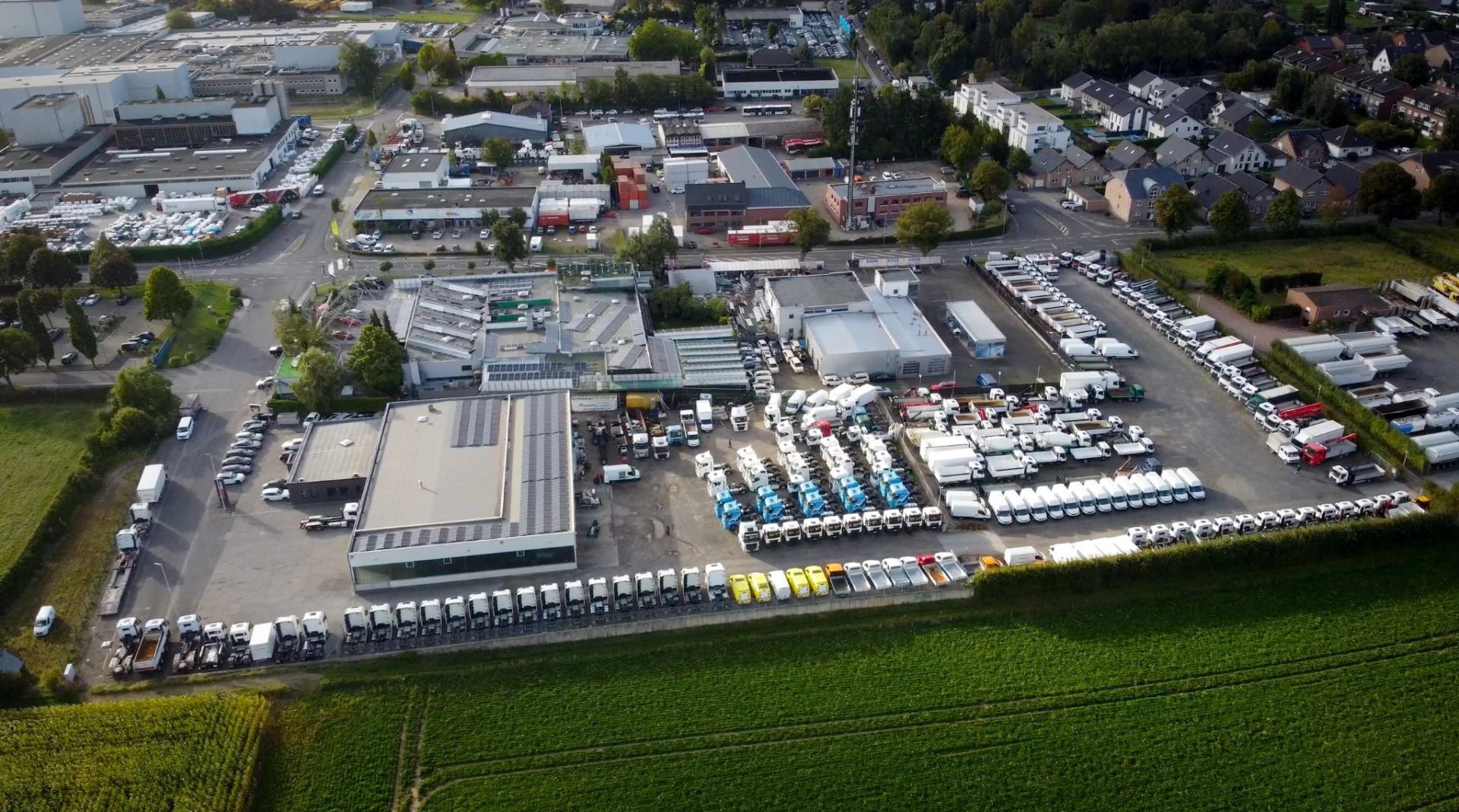 Luchtfoto van het kantoor, de werkplaats en de parkeerplaats van Easy Rent truck & trailer in Alsdorf