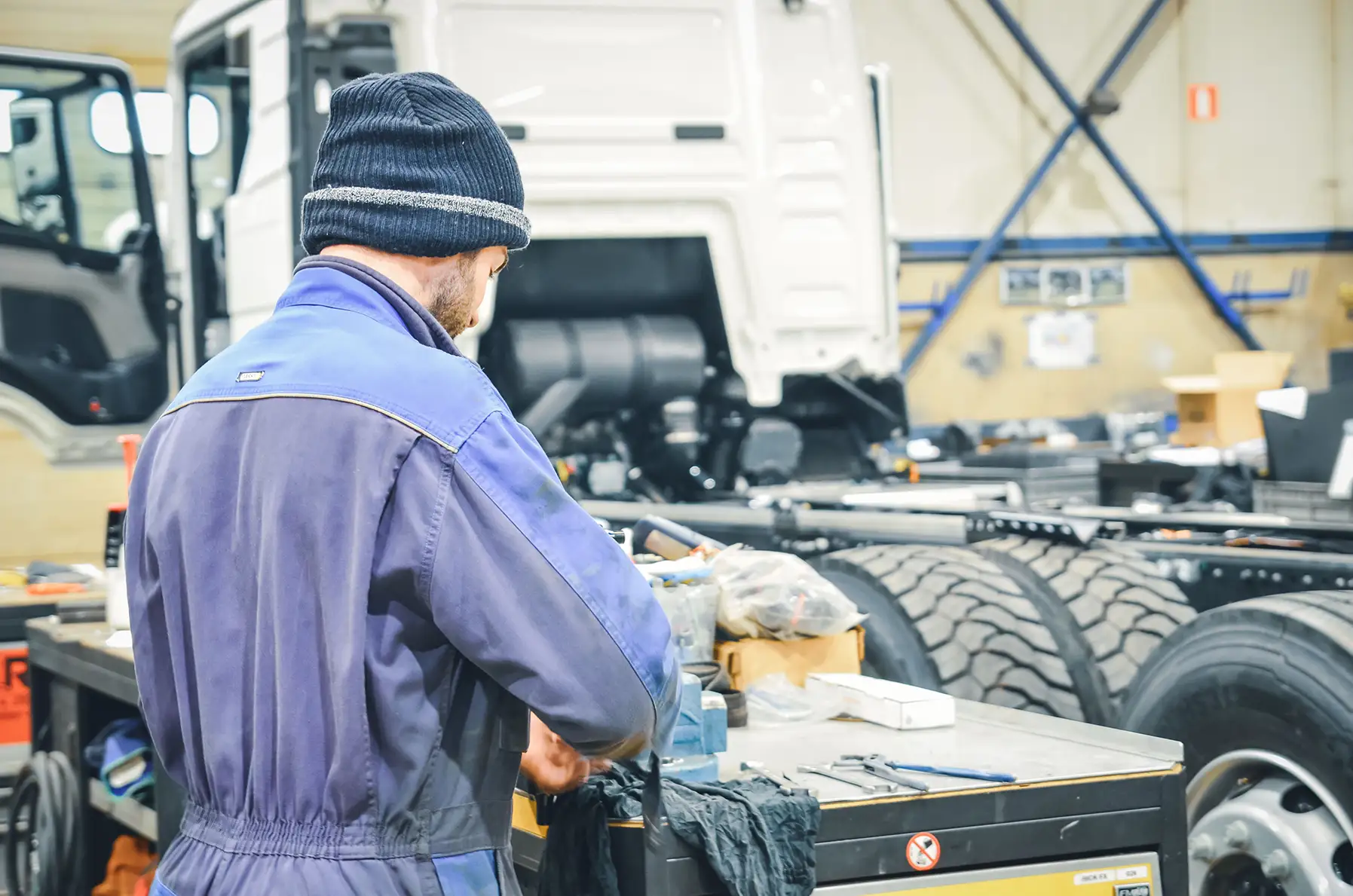 Mitarbeiter in der Karosseriewerkstatt bei der Arbeit