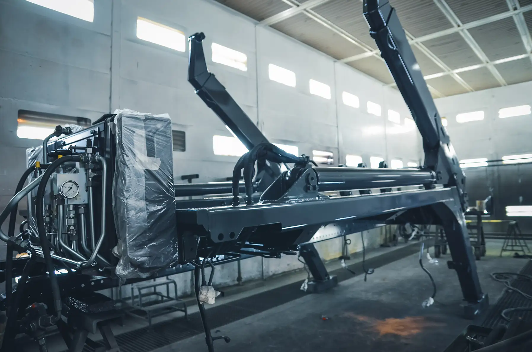 Portalarm von einem Absetzkipper in der Lackierkabine