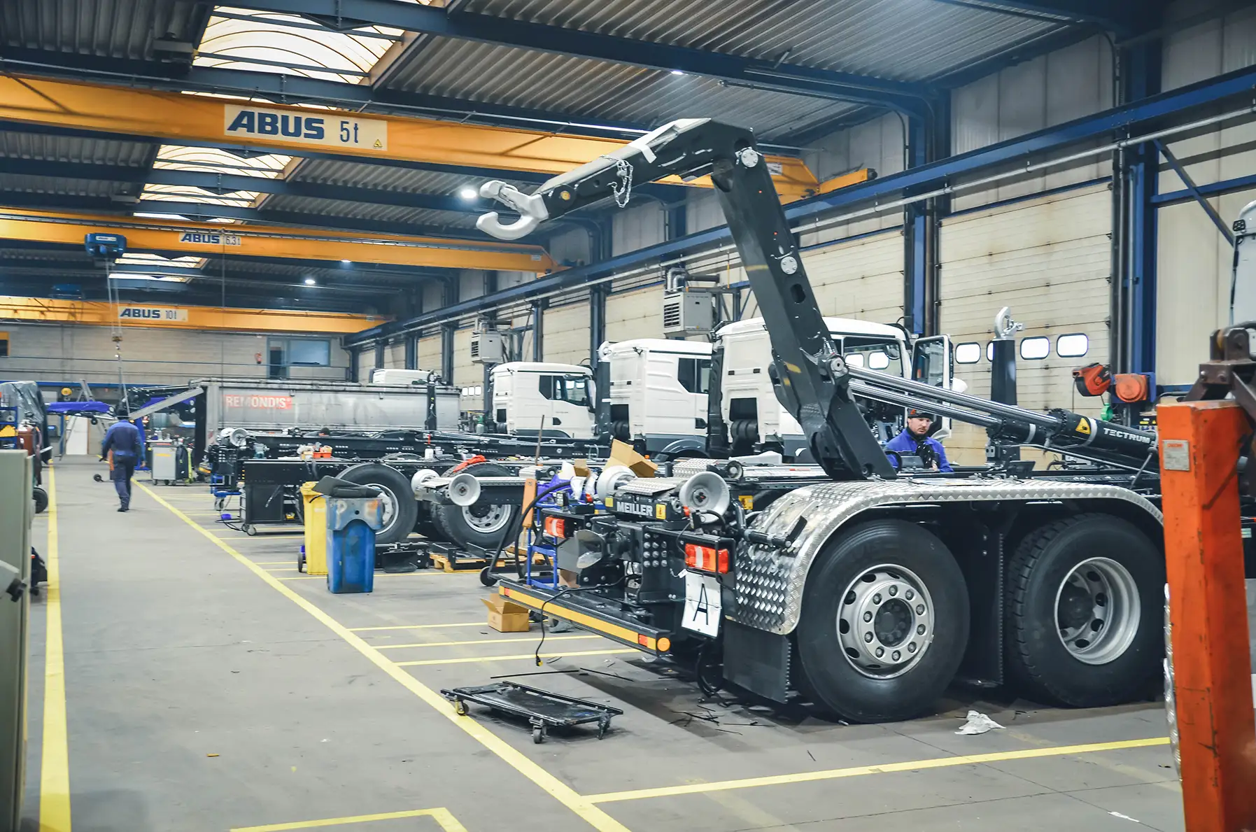 Innenansicht der Karosseriewerkstatt Atelier RC mit Mitarbeiten bei Arbeiten an Fahrzeugen