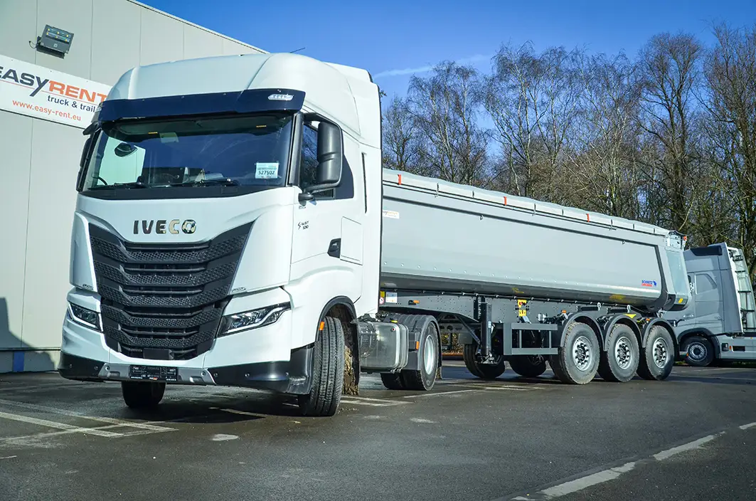 Iveco S-Way 4x2 Sattelzugmaschine in weiß mit einem Schmitz Cargobull 3-Achs Stahlkipper