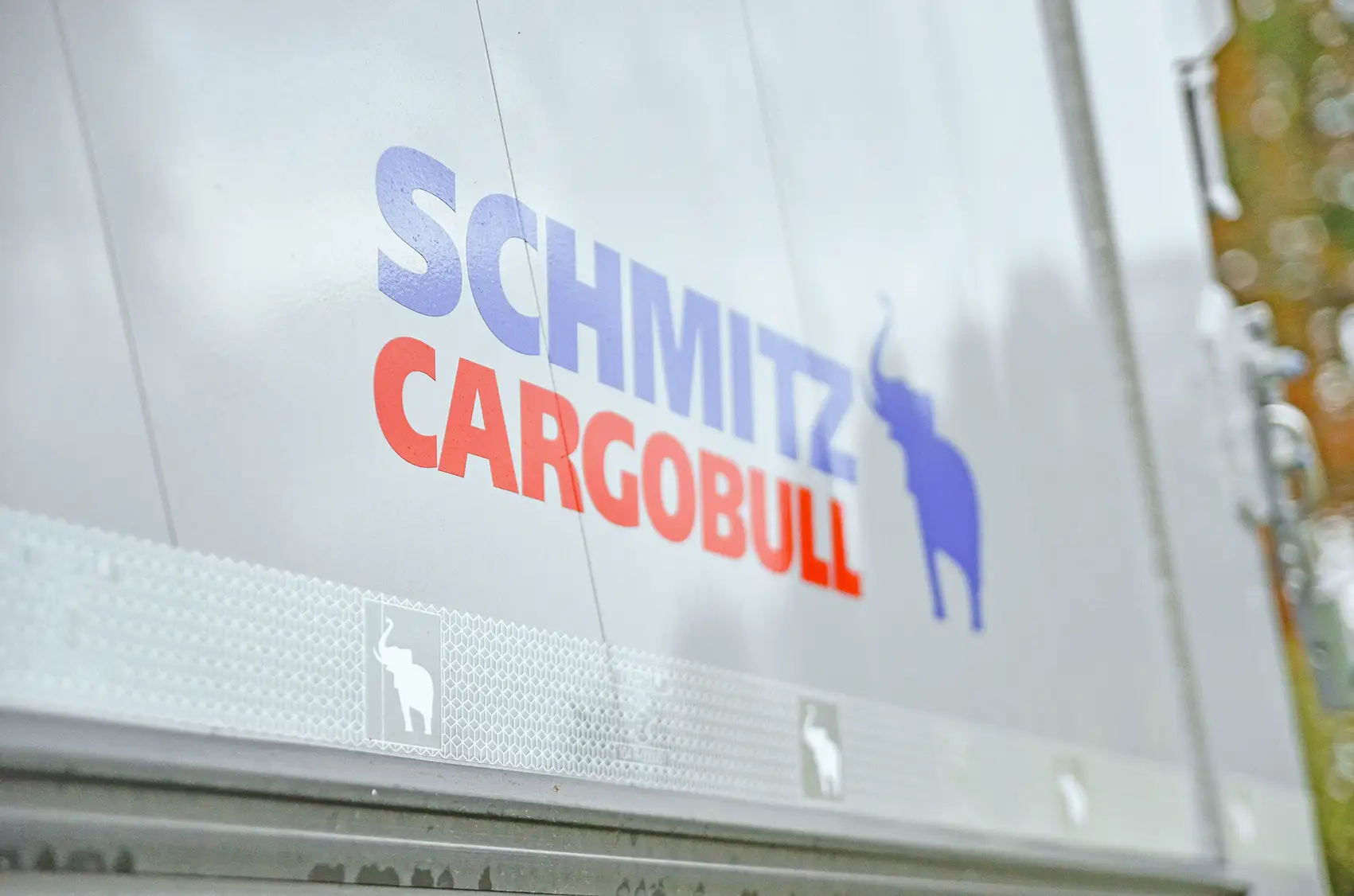Beschriftung Logo Schmitz Cargobull auf einem Kipper