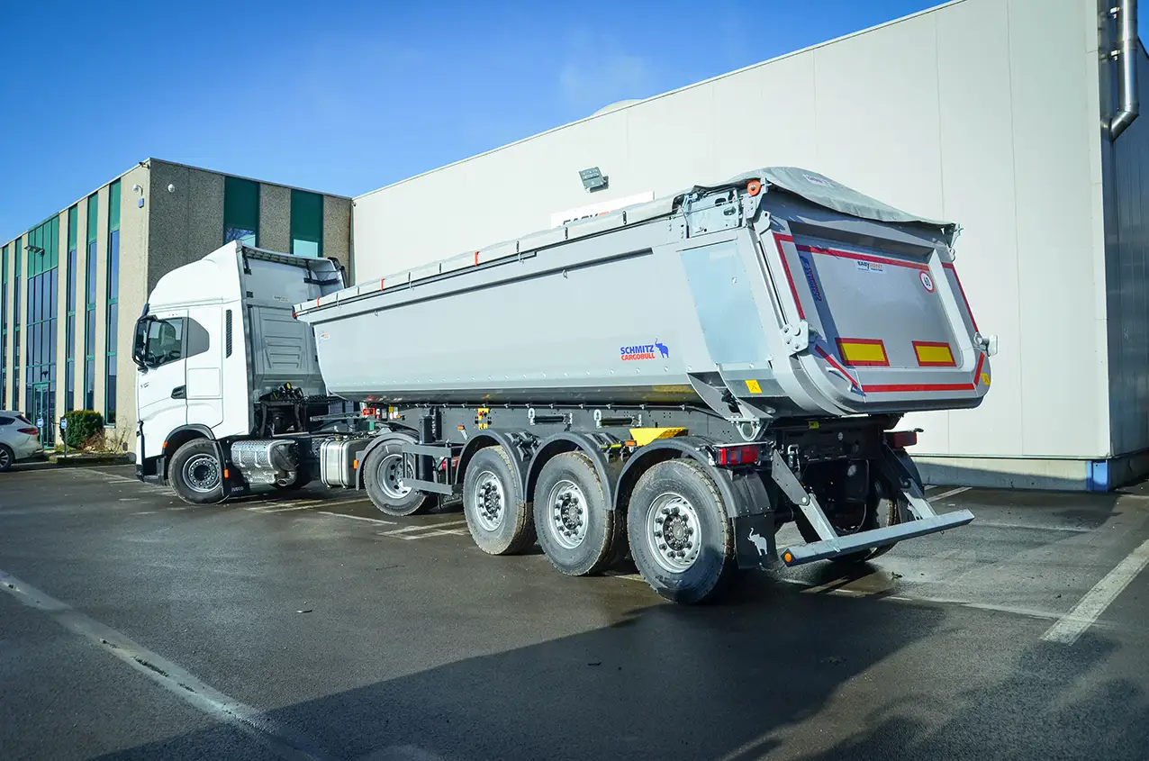 Combination of a 3-axle tipper trailer and a 4x2 Iveco IVECO S-Way 490 4x2 Active Space tractor unit
